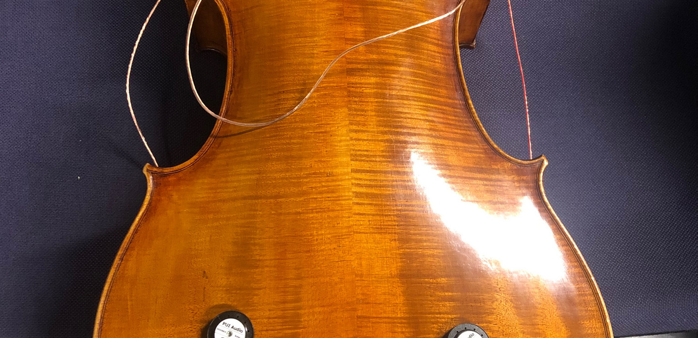 En cello med fire transducere monteret på bagsiden af instrumentet (studie)