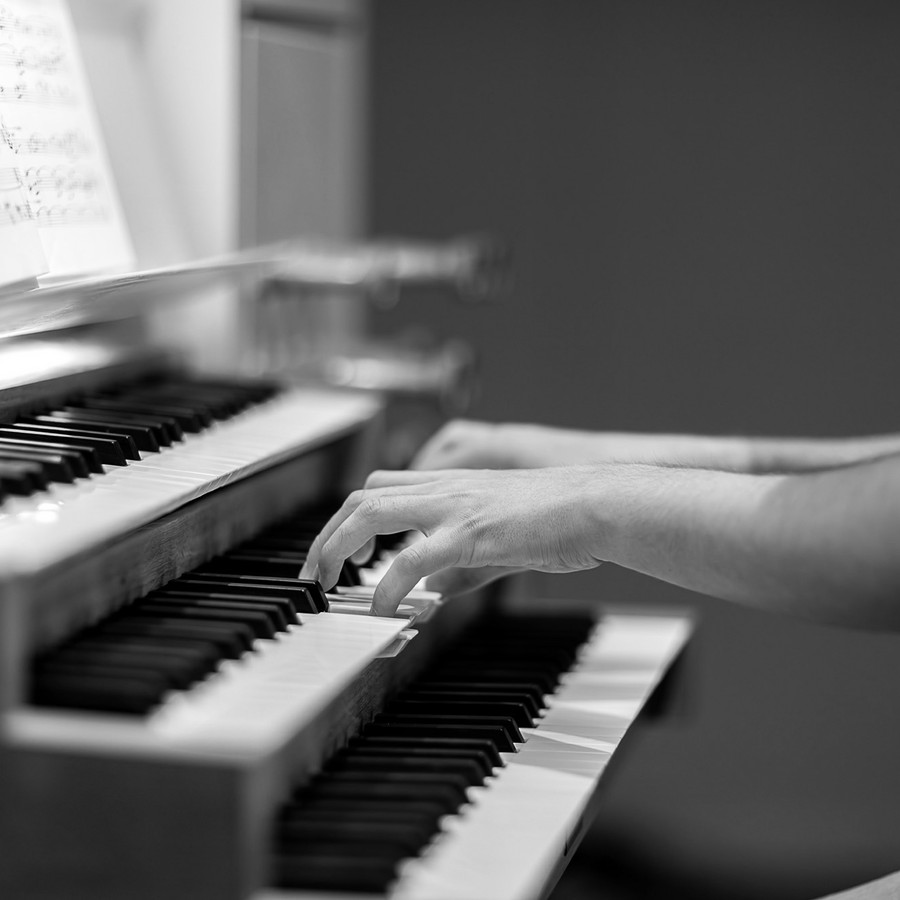 Hænder der spiller på orgel